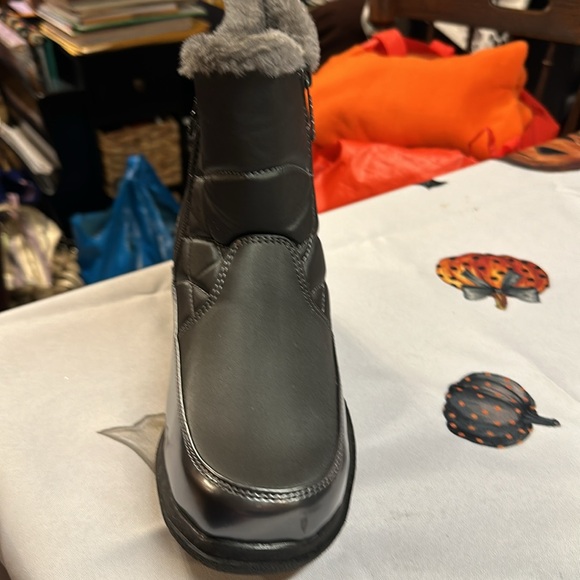 Woman’s Kileen Totes boots in size 9W.  These are new without tag - Picture 6 of 8